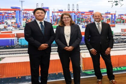 (De izq. a der.) Kei Nomura, gerente central de la división de estrategia de hidrógeno verde en Kawasaki; Annete Walter, directora financiera de Hamburger Hafen und Logistik AG (HHLA) y Andreas Gorbach, jefe de tecnología de camiones Daimler Truck en la firma del acuerdo. Factor Automotor