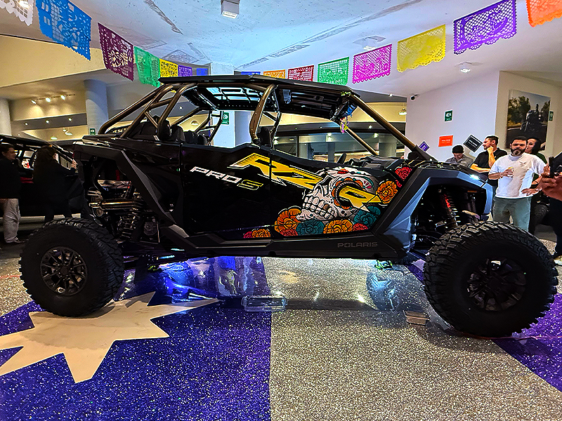Polaris RZR Pro S Calavera – Edición especial Día de Muertos. Vista lateral del Polaris RZR Pro S Calavera con arte gráfico alusivo al Día de Muertos.
