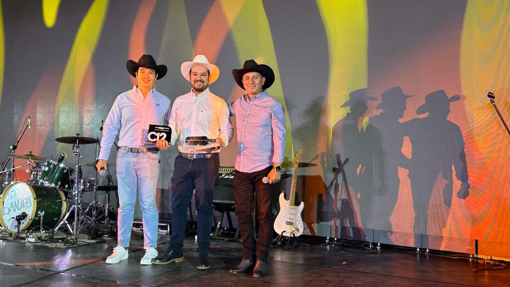 Roberto Sosa, cofundador y director de comunidad y eventos de C12. Alejandro Tapia, gerente comercial de Ciudad de México en la Oficina de Visitantes y Convenciones de Guadalajara y Elías Gamboa, CEO y cofundador de C12 Roberto Sosa, cofundador y director de comunidad y eventos de C12. Alejandro Tapia, gerente comercial de Ciudad de México en la Oficina de Visitantes y Convenciones de Guadalajara y Elías Gamboa, CEO y cofundador de C12