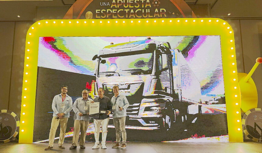 Miguel Ángel Martínez Millán y directivos de Volkswagen Truck & Bus en la Noche de Casino de la Convención CANACAR 2025