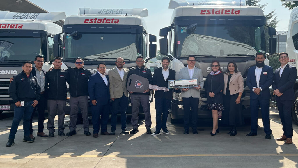 Alejandro Mondragón, presidente y CEO de Scania México; María Griselda Hernández Fábregas, CCO y CMO de Estafeta; y Jorge Navarro, director comercial de Buses y Trucks de Scania México, encabezaron la entrega de 113 tractocamiones R460 y 30 camiones P320 con tecnología Euro 6, destinados a fortalecer la eficiencia operativa y la sostenibilidad de la flota logística de Estafeta.