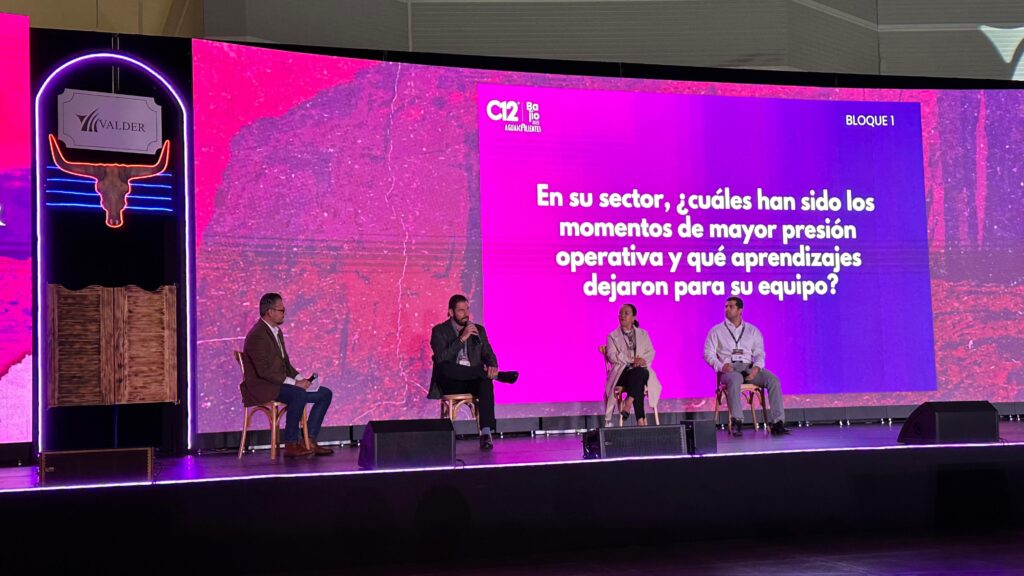Imagen de panelistas de C12 en el panel de resiliencia en el sector logístico