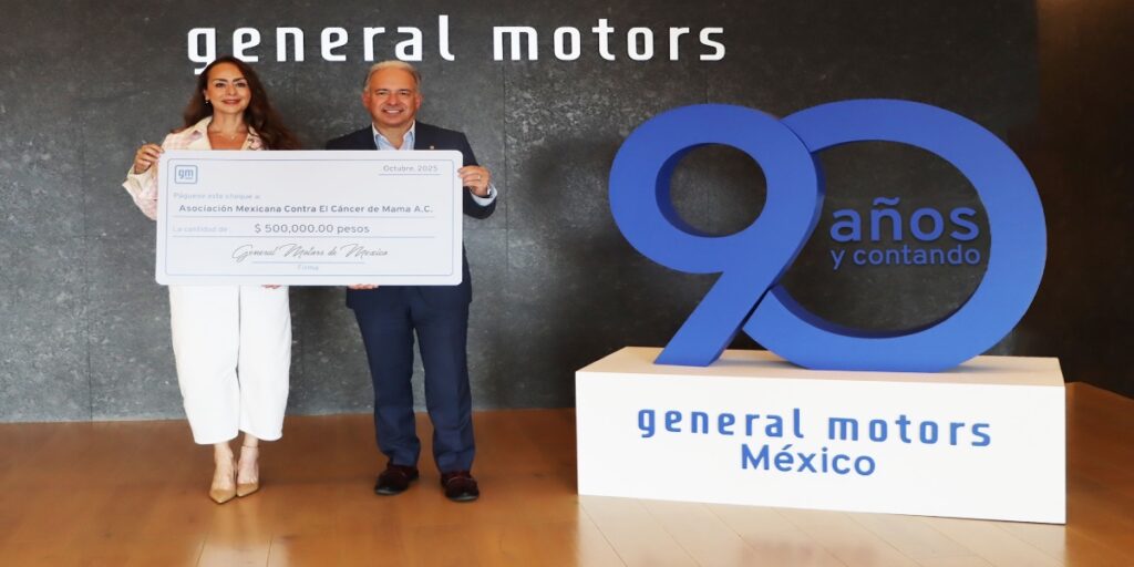 (Der.) Paco Garza, director general de General Motors de México, entregó a CIMA el donativo por 500 mil pesos, con lo cual marcan 15 años de colaboración. Factor Automotor