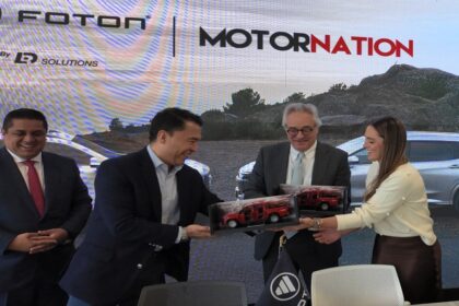 Raúl Tellez, director general de LDR Solutions (izq.) y Eduardo Sáenz (der. al fondo) encabezaron la firma del acuerdo. Factor Automotor