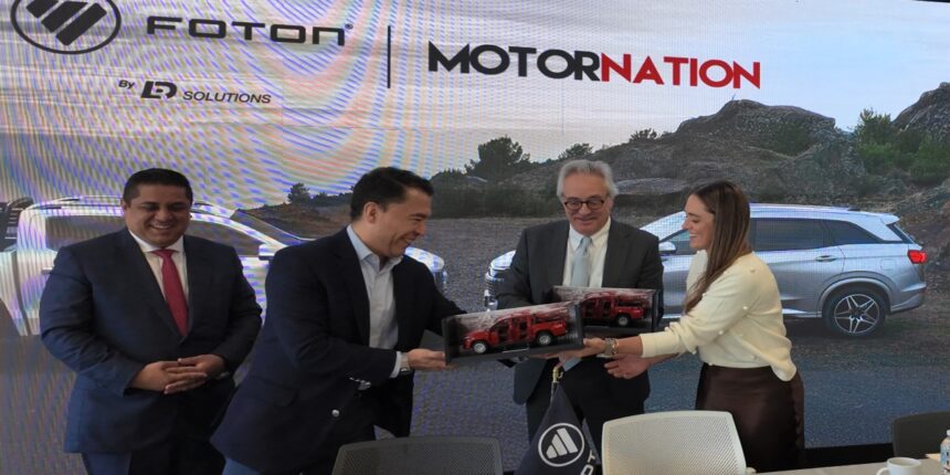 Raúl Tellez, director general de LDR Solutions (izq.) y Eduardo Sáenz (der. al fondo) encabezaron la firma del acuerdo. Factor Automotor