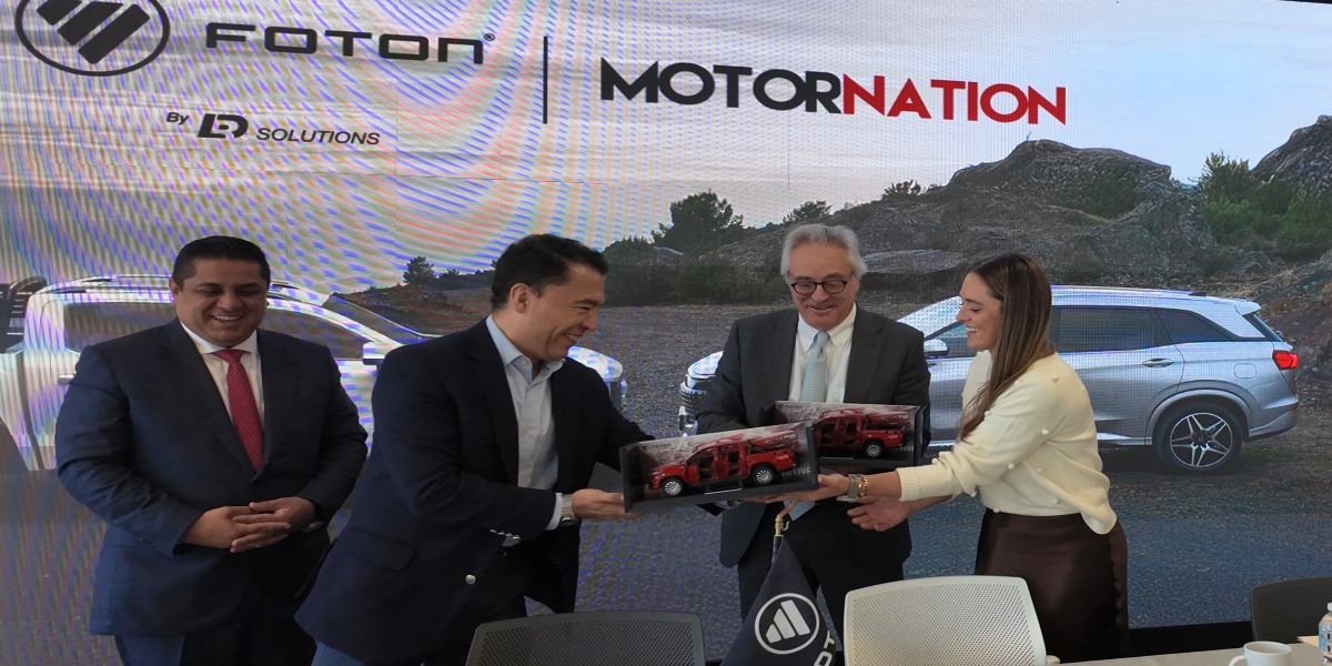 Raúl Tellez, director general de LDR Solutions (izq.) y Eduardo Sáenz (der. al fondo) encabezaron la firma del acuerdo. Factor Automotor