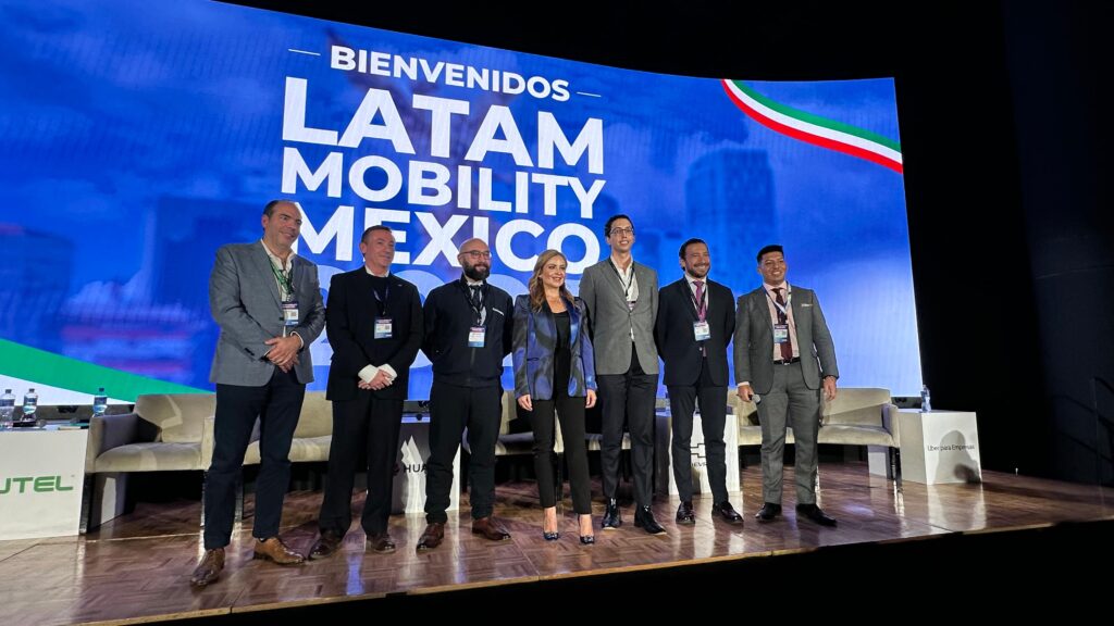 Al centro Lizette Gracida, directora Senior de Relaciones Institucionales y Comercio Exterior de Toyota México. Sergio González, director comercial de GAC Motor México, Ricardo Arvizu, director de Producto de Geely México. Ghaith Semaan, New Energy Vehicle Program Manager de Changan México. Adrián Enciso, Electric Vehicles and BrightDrop Director de General Motors México. Geoffrey Gerring, E-mobility Business Development de AVL y Ronaldo Sandoval, director de análisis y consultoría de EvolvX, durante Latam Mobility México 2025.