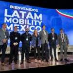Al centro Lizette Gracida, directora Senior de Relaciones Institucionales y Comercio Exterior de Toyota México. Sergio González, director comercial de GAC Motor México, Ricardo Arvizu, director de Producto de Geely México. Ghaith Semaan, New Energy Vehicle Program Manager de Changan México. Adrián Enciso, Electric Vehicles and BrightDrop Director de General Motors México. Geoffrey Gerring, E-mobility Business Development de AVL y Ronaldo Sandoval, director de análisis y consultoría de EvolvX, durante Latam Mobility México 2025