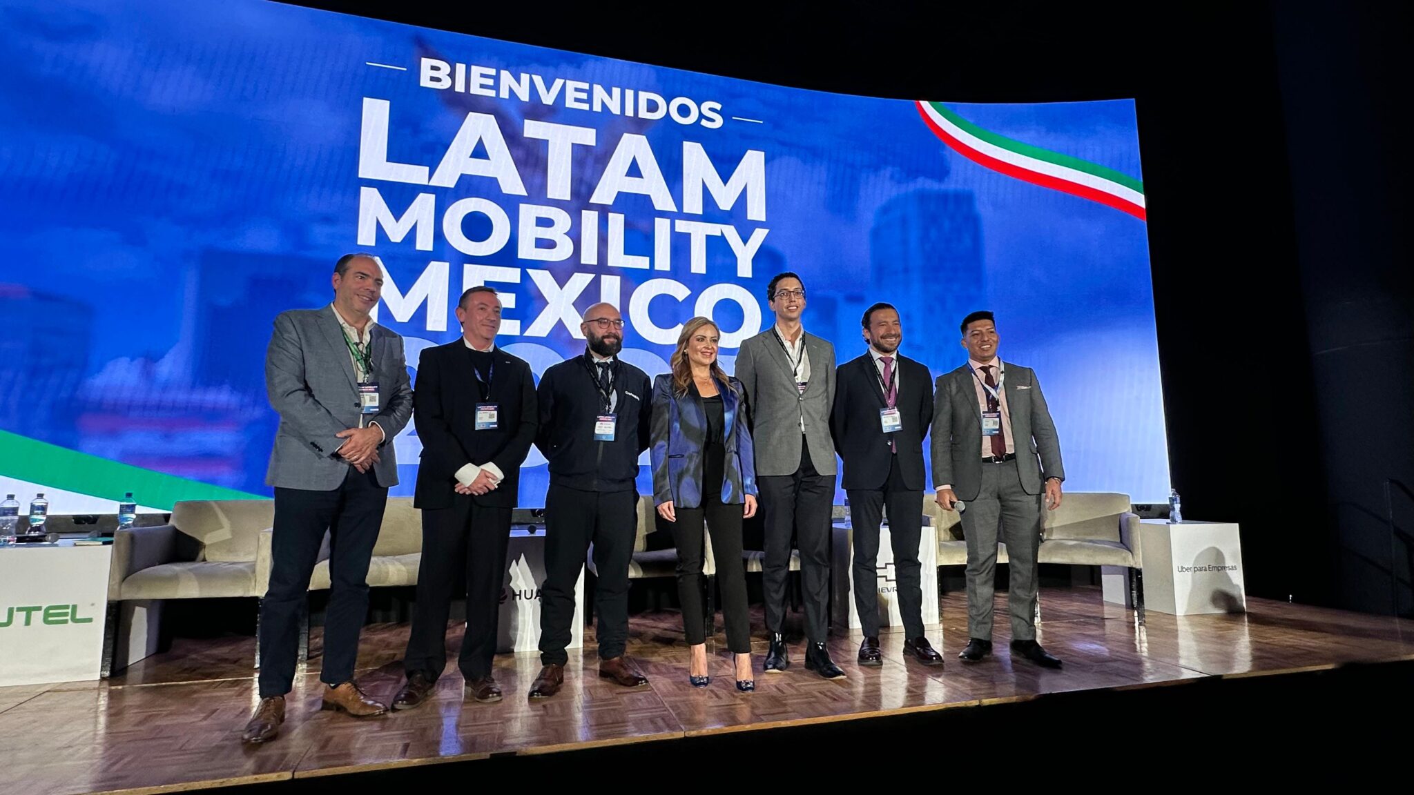 Al centro Lizette Gracida, directora Senior de Relaciones Institucionales y Comercio Exterior de Toyota México. Sergio González, director comercial de GAC Motor México, Ricardo Arvizu, director de Producto de Geely México. Ghaith Semaan, New Energy Vehicle Program Manager de Changan México. Adrián Enciso, Electric Vehicles and BrightDrop Director de General Motors México. Geoffrey Gerring, E-mobility Business Development de AVL y Ronaldo Sandoval, director de análisis y consultoría de EvolvX, durante Latam Mobility México 2025