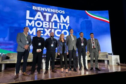 Al centro Lizette Gracida, directora Senior de Relaciones Institucionales y Comercio Exterior de Toyota México. Sergio González, director comercial de GAC Motor México, Ricardo Arvizu, director de Producto de Geely México. Ghaith Semaan, New Energy Vehicle Program Manager de Changan México. Adrián Enciso, Electric Vehicles and BrightDrop Director de General Motors México. Geoffrey Gerring, E-mobility Business Development de AVL y Ronaldo Sandoval, director de análisis y consultoría de EvolvX, durante Latam Mobility México 2025