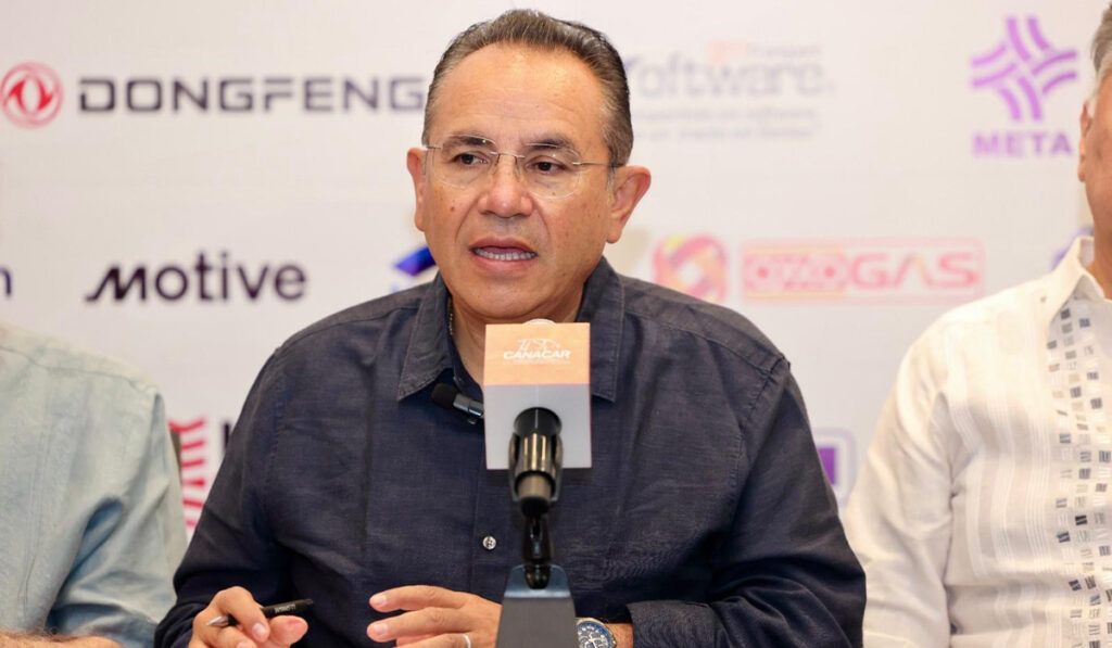Miguel Ángel Martínez Millán, presidente nacional de CANACAR, habla en conferencia de prensa durante la Convención Nacional 2025.