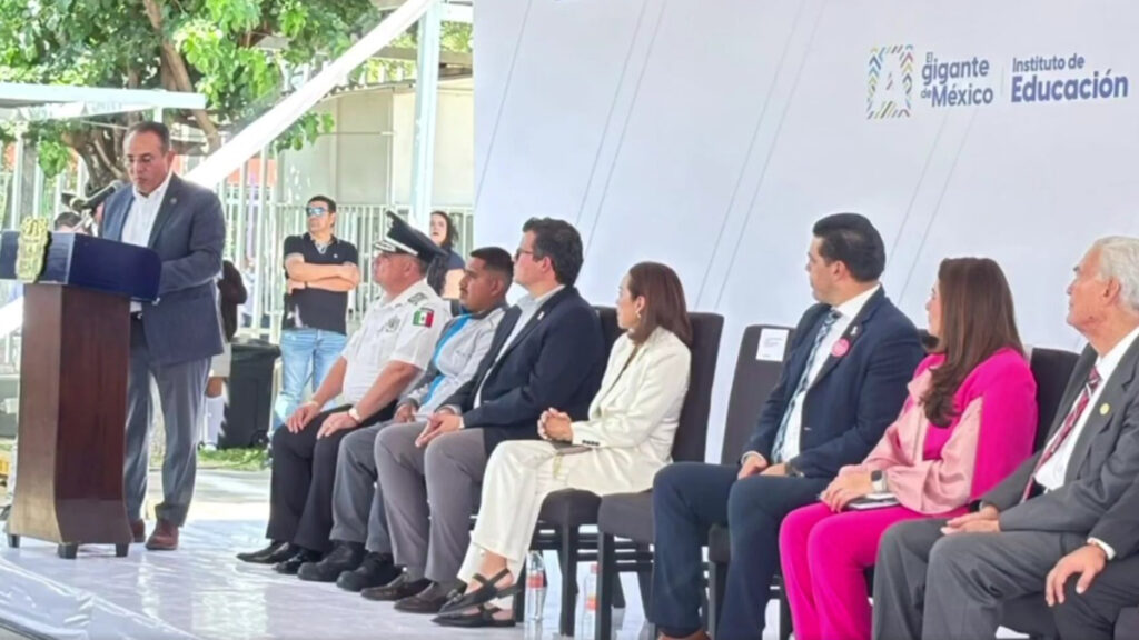 Miguel Ángel Martínez Millán, presidente nacional de CANACAR en el pódium durante la entrega del Simulador Electrónico de Autotransporte y el tractocamión Freightliner CASCADIA 2026