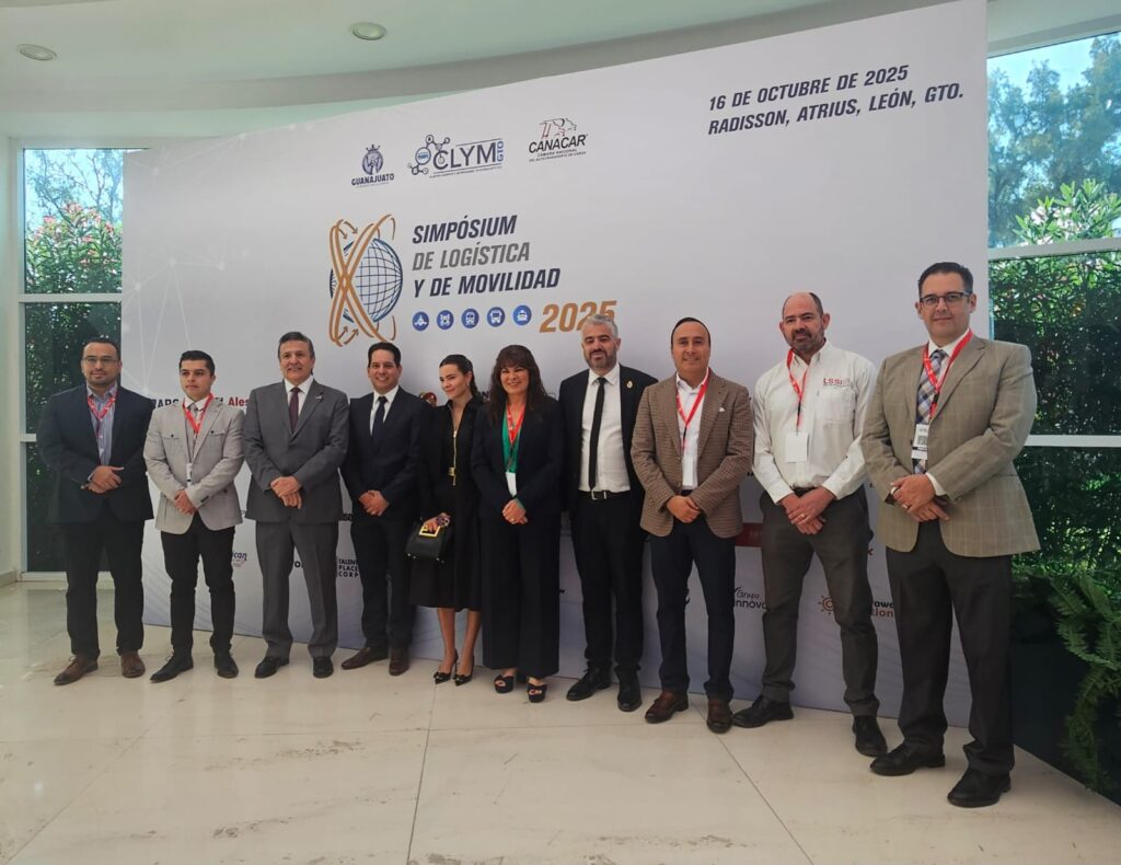 Enrique González, presidente del CLYMGTO acompañado de invitados especiales durante el primer Simpósium de Logística y de Movilidad 2025