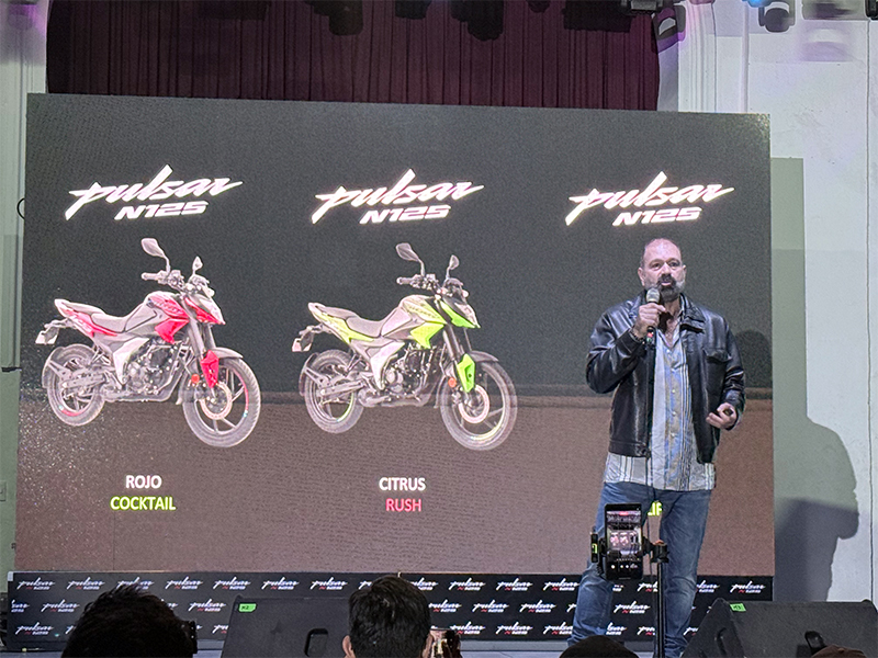 Olaf Sarabia, CEO de MotoDrive, presenta oficialmente la nueva Pulsar N125 en México.