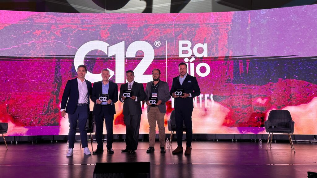 Roberto Sosa, cofundador y director de comunidad y eventos de C12; Julio Di-Bella, fundador y Presidente de El Gran Bajío Network; Luis Ernesto Rojas, director general de COFOCE. Alfredo Rodríguez, director del Clúster Logístico de San Luis Potosí y Alfonso Valdés, presidente de INDEX Guanajuato en C12 Bajío 2025