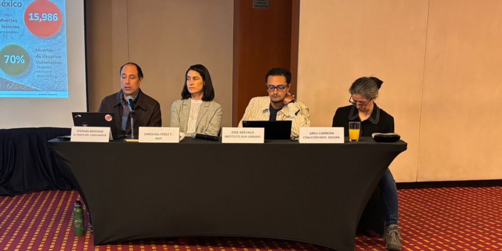 Stephan Brodziak, coordinador de la campaña de seguridad vial del Poder del Consumidor; Carolina Pérez, del INSP; José Arévalo, del Instituto Sur Urbano y Areli Carreón, de la Coalición Movilidad Segura, durante una conferencia. Factor Automotor