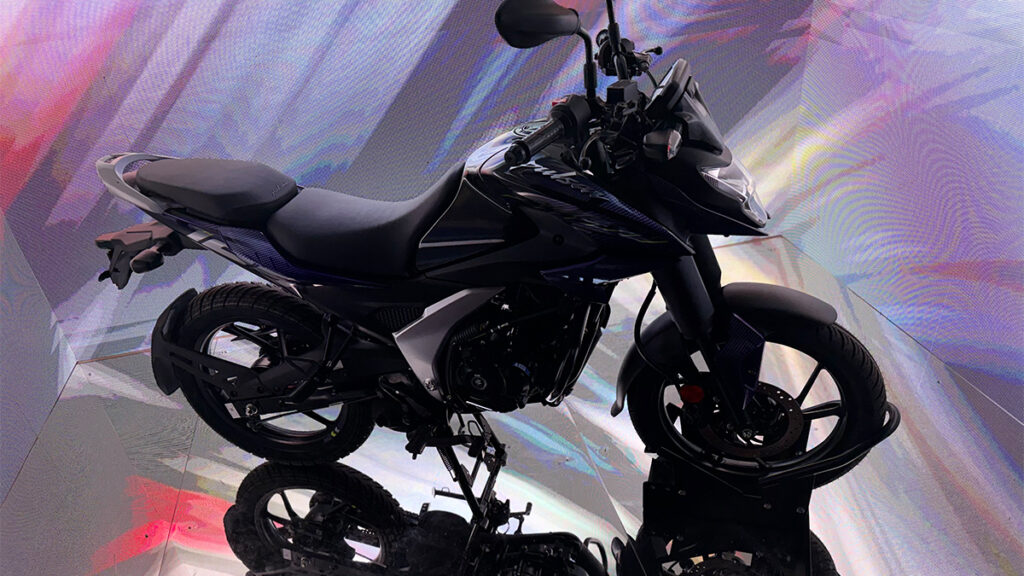 Motocicleta Bajaj Pulsar N125 color Púrpura Eclipse en exhibición durante su lanzamiento en Ciudad de México.