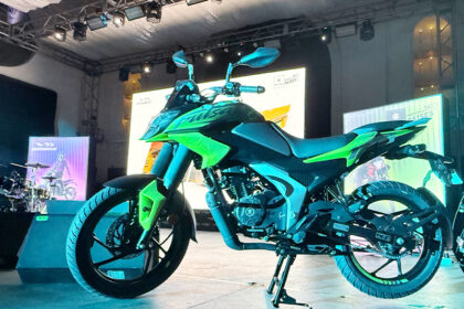 Bajaj Pulsar N125 en color Citrus Rush durante su presentación oficial en México Factor Automotor