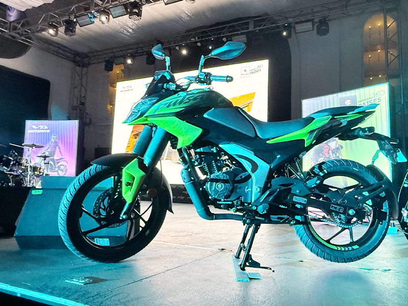 Bajaj Pulsar N125 en color Citrus Rush durante su presentación oficial en México Factor Automotor