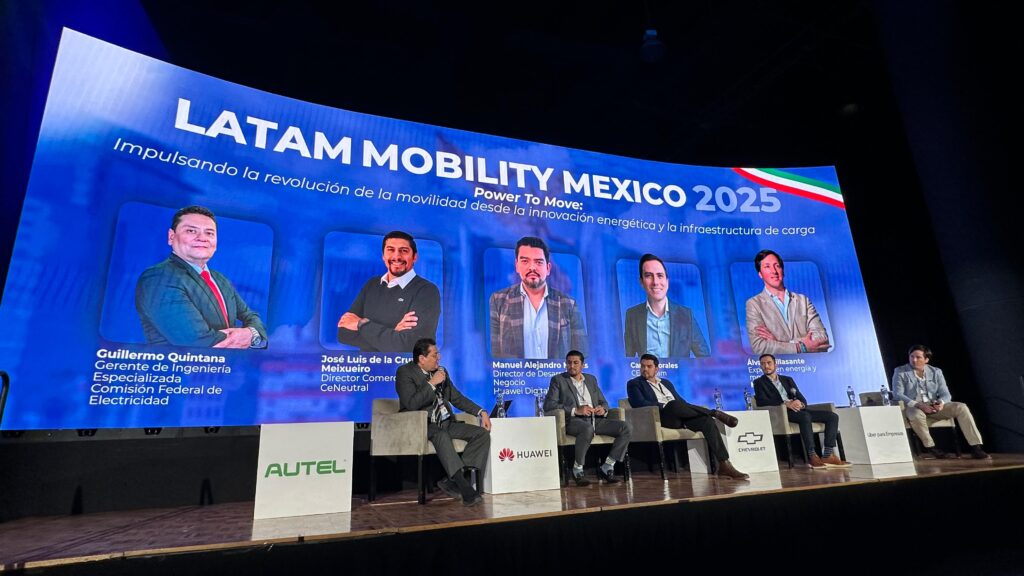 Guillermo Quintana, gerente de Ingeniería Especializada de CFE; Carlos Morales, CEO de Latam Voltrelli. José Luis de la Cruz, director comercial de CeNeutral, Manuel Alejandro Macías, director de Desarrollo de Negocio de Huawei Digital Power. Álvaro Villasante, vicepresidente de Innovación y Gestión de Negocios en GEB, durante Latam Mobility México 2025