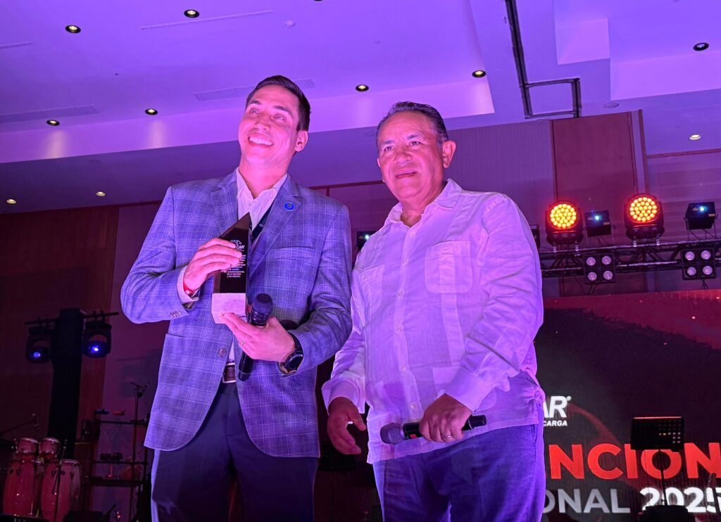 Miguel Torres, director de Postventa para Samsara México y Miguel Ángel Martínez Millán, presidente nacional de CANACAR