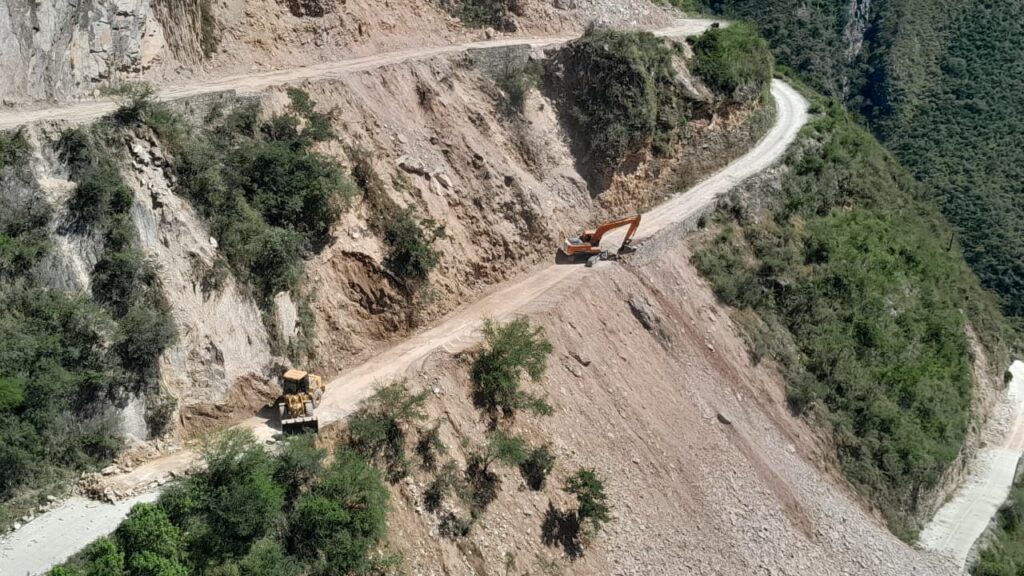 Maquinaria trabajando en caminos afectados por inundaciones 