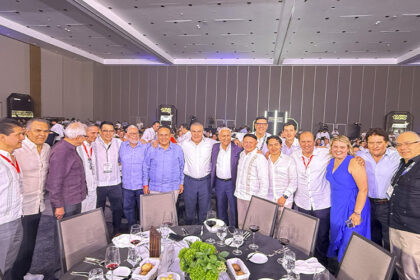 Directivos de Scania México y transportistas durante la cena patrocinada or Scnaia México en la Convención Nacional CANACAR 2025.