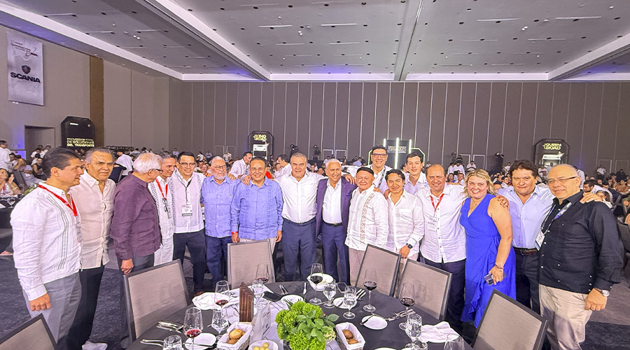 Directivos de Scania México y transportistas durante la cena patrocinada or Scnaia México en la Convención Nacional CANACAR 2025.
