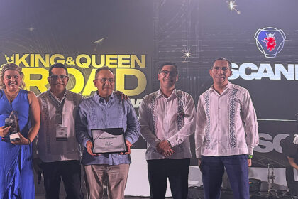 Adriana Davy, gerente de marketing; Miguel Ángel Martínez Millán, presidente nacional de CANACAR; Alejandro Mondragón, CEO de Scania México; Manuel Aranda, director de retail; y Jorge Navarro, director comercial de camiones y buses de Scania México, durante la cena de la Convención Nacional CANACAR 2025 Factor Automotor