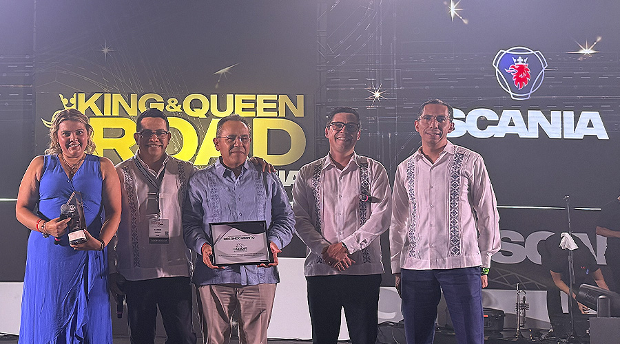 Adriana Davy, gerente de marketing; Miguel Ángel Martínez Millán, presidente nacional de CANACAR; Alejandro Mondragón, CEO de Scania México; Manuel Aranda, director de retail; y Jorge Navarro, director comercial de camiones y buses de Scania México, durante la cena de la Convención Nacional CANACAR 2025 Factor Automotor