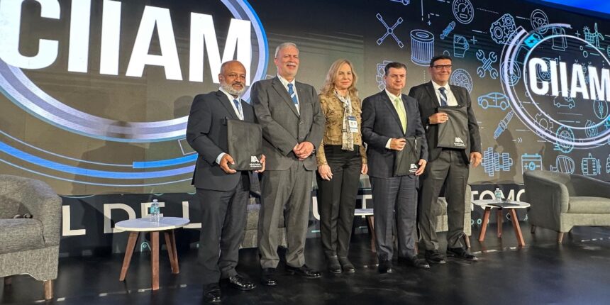 Guillermo Rosales, presidente de AMDA; Francisco González, presidente de INA, Rogelio Garza Garza, presidente de AMIA y Rogelio Arzate, presidente de ANPACT durante el CIAAM 2025. Factor Automotor