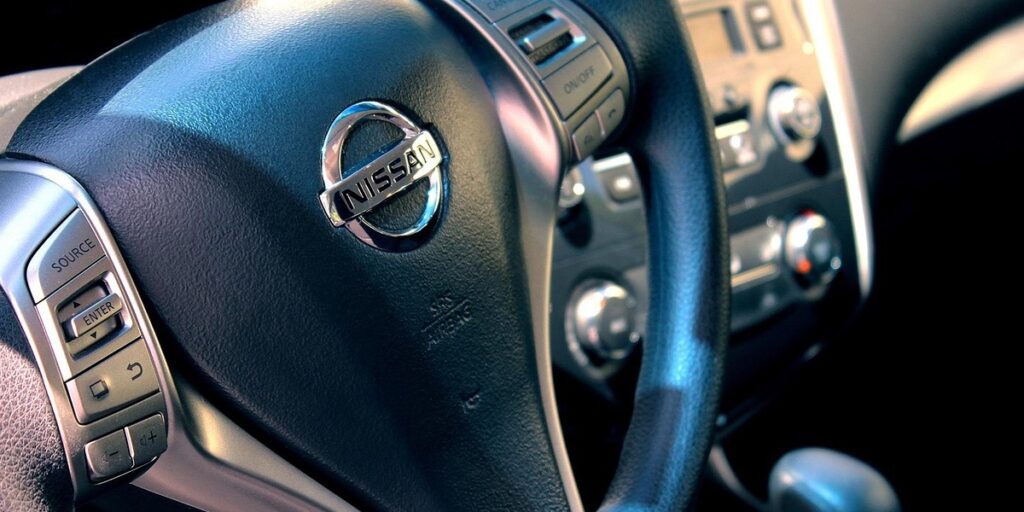 De acuerdo con la AMIA e INEGI, Nissan continúa dominando el mercado de autos nuevos en México con una participación de más de 18%. Factor Automotor