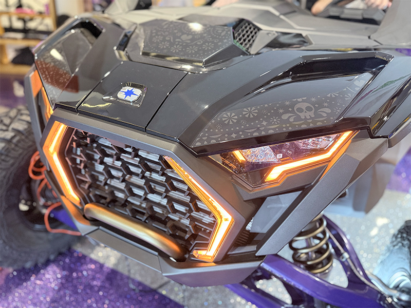 Detalle frontal del Polaris RZR Pro S Calavera – Día de Muertos Detalle frontal del Polaris RZR Pro S Calavera con faros FANGS LED y diseño gráfico inspirado en el Día de Muertos.