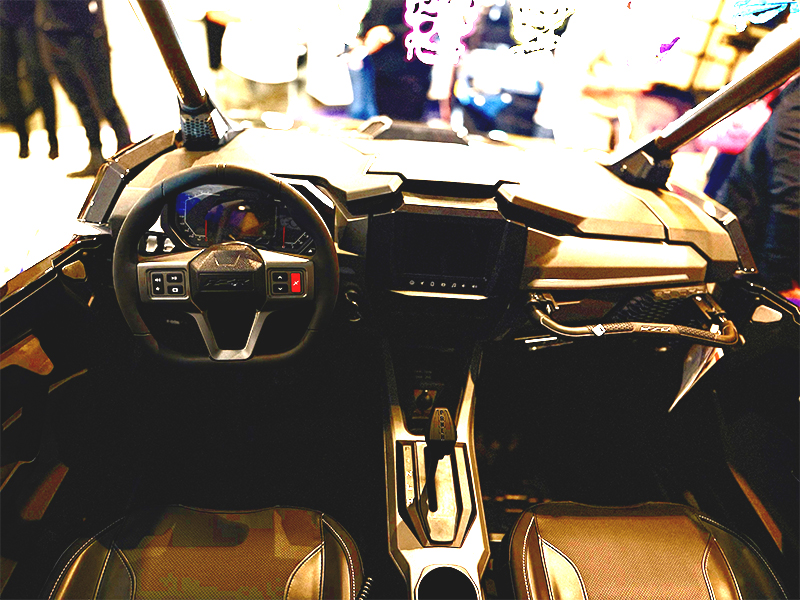 Interior del Polaris RZR Pro S Calavera – Sistema Ride Command. Tablero interior del Polaris RZR Pro S Calavera con sistema Ride Command de 7 pulgadas