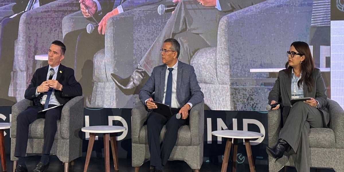 (De izq. a der.) Jorge García, market analyst ACT Researchs; Raúl García, director de operaciones de Mercedes-Benz Autobuses, y Elizabeth Gallardo, de PACCAR México. Factor Automotor