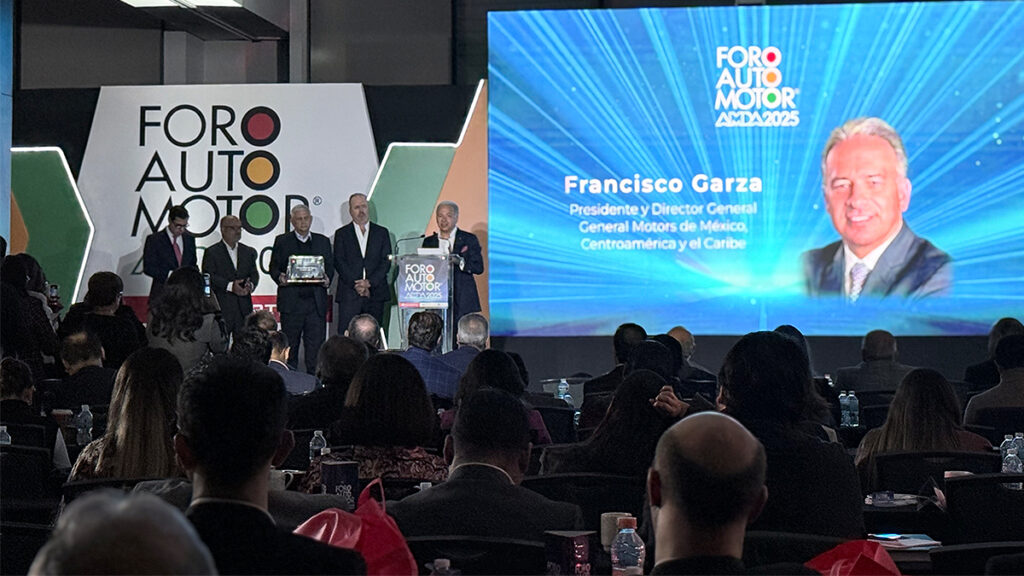 Guillermo Rosales, Fernando Lascuráin y Francisco Garza durante la entrega del reconocimiento a General Motors en el Foro Automotor AMDA 2025.