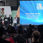 Guillermo Rosales, Fernando Lascuráin y Francisco Garza durante la entrega del reconocimiento a General Motors en el Foro Automotor AMDA 2025 Factor Automotor