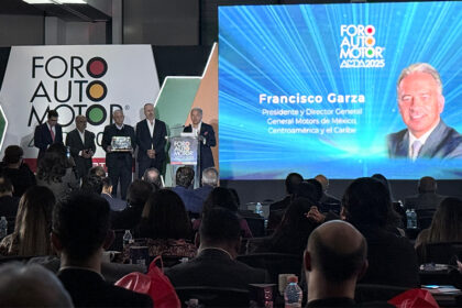 Guillermo Rosales, Fernando Lascuráin y Francisco Garza durante la entrega del reconocimiento a General Motors en el Foro Automotor AMDA 2025 Factor Automotor