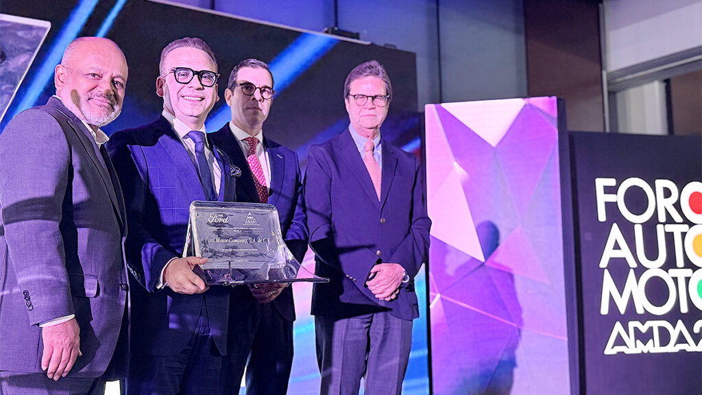 Luis Pinto recibe el reconocimiento de AMDA por los 100 años de Ford en México durante el Foro Automotor 2025.