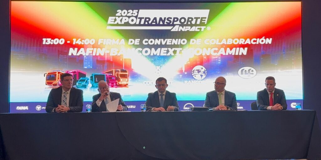 Rogelio Arzate, presidente de ANPACT; Alejandro Malagón, presidente de CONCAMIN; Javier Vázquez, de NAFIN- Bancomex; Alejandro Osorio, de la Comisión de Financiamiento CONCAMIN, y Alejandro Murat, senador, durante la firma del convenio en ExpoTransporte 2025. Factor Automotor