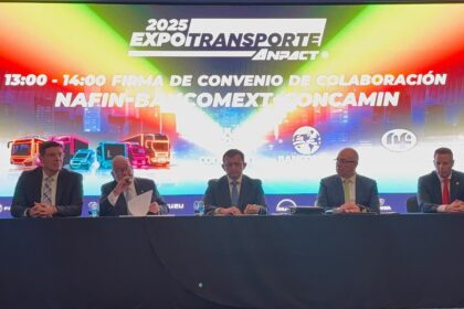 Rogelio Arzate, presidente de ANPACT; Alejandro Malagón, presidente de CONCAMIN; Javier Vázquez, de NAFIN- Bancomex; Alejandro Osorio, de la Comisión de Financiamiento CONCAMIN, y Alejandro Murat, senador, durante la firma del convenio en ExpoTransporte 2025. Factor Automotor