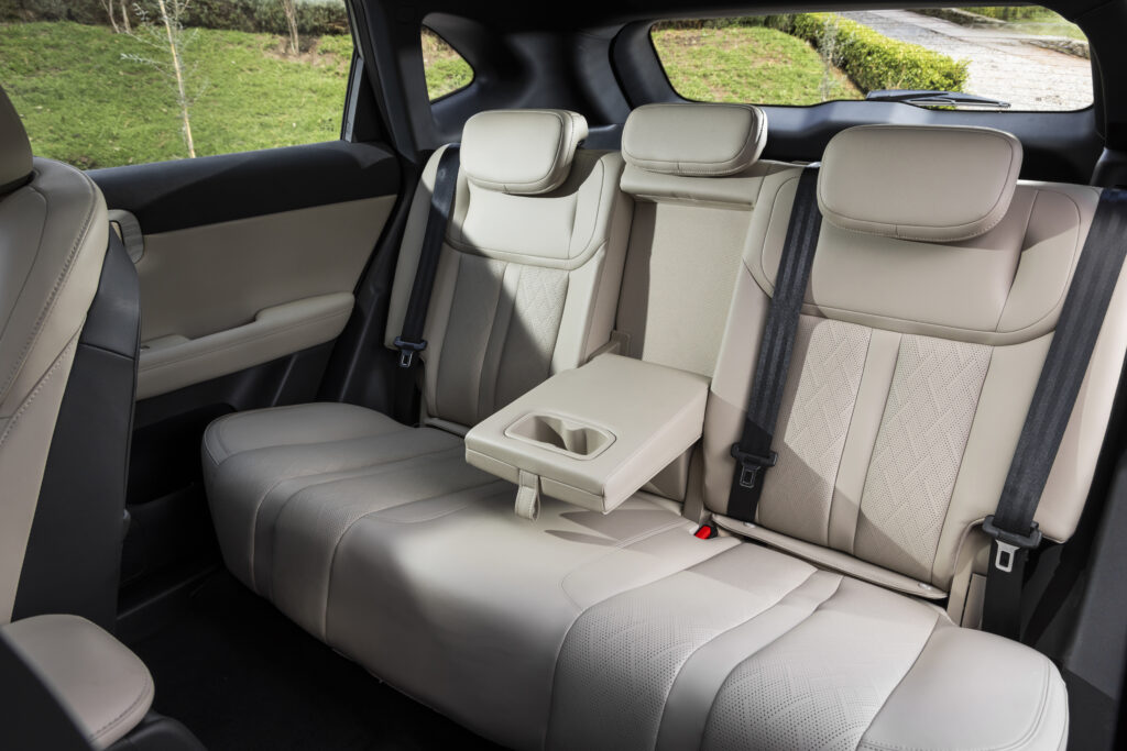 Interior de Captiva PHEV 2026.