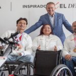 Gerardo Romero, vicepresidente de operaciones de Toyota Motor Sales México, y los atletas paralímpicos mexicanos Ángel Camacho, nadador; Amalia Pérez, pesista; y Diego López, también nadador. Factor Automotor