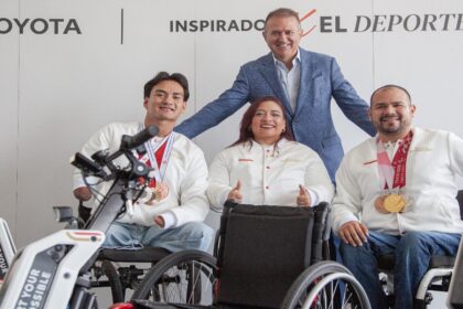 Gerardo Romero, vicepresidente de operaciones de Toyota Motor Sales México, y los atletas paralímpicos mexicanos Ángel Camacho, nadador; Amalia Pérez, pesista; y Diego López, también nadador. Factor Automotor
