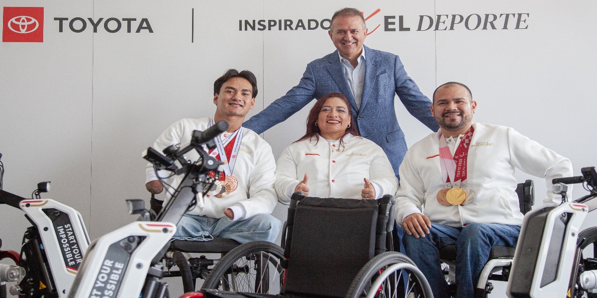 Gerardo Romero, vicepresidente de operaciones de Toyota Motor Sales México, y los atletas paralímpicos mexicanos Ángel Camacho, nadador; Amalia Pérez, pesista; y Diego López, también nadador. Factor Automotor