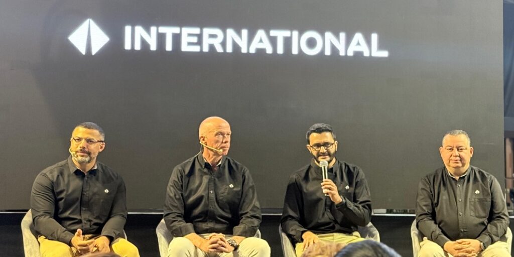 Alan Frizeiro; Mathias Carbium; Rafael Alvarenga y Carlos López, director de venta de soluciones en International durante la ExpoTransporte 2025. Factor Automotor