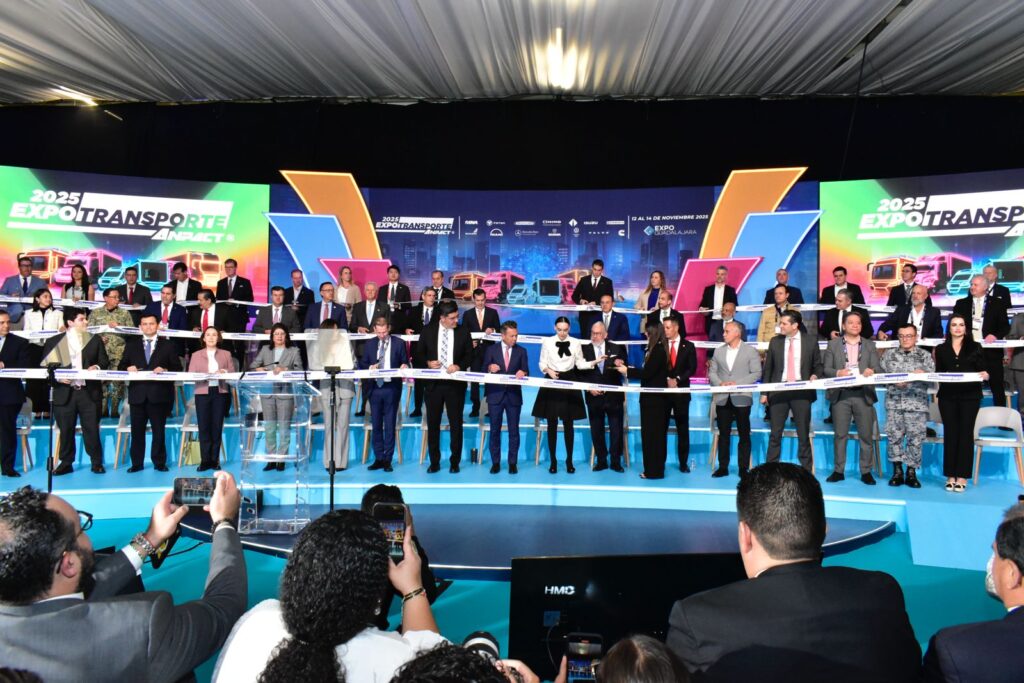 Autoridades gubernamentales también asistieron a la feria para firmar acuerdos e impulsar la industria del transporte de carga. Factor Automotor