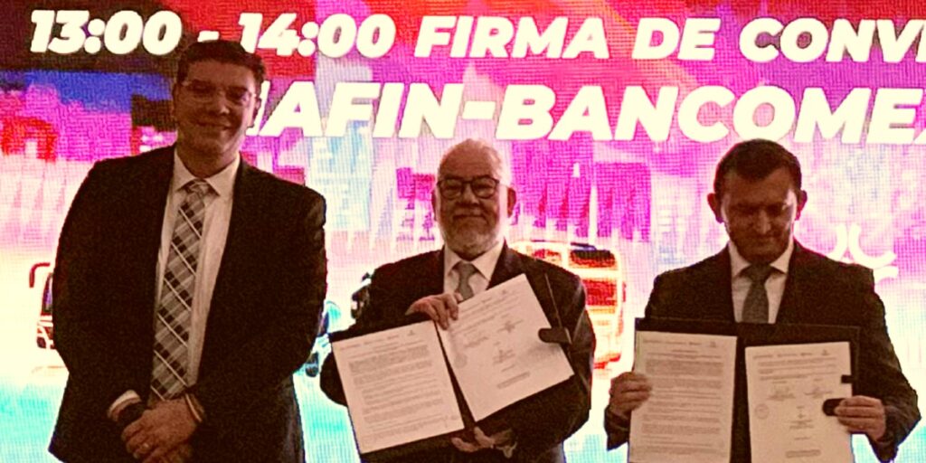 Rogelio Arzate, presidente de ANPACT, Alejandro Malagón, presidente de CONCAMIN, y Javier Vázquez, titular de la unidad de instituciones financieras de NAFIN-Bancomex tras firmar el acuerdo de colaboración. Factor Automotor