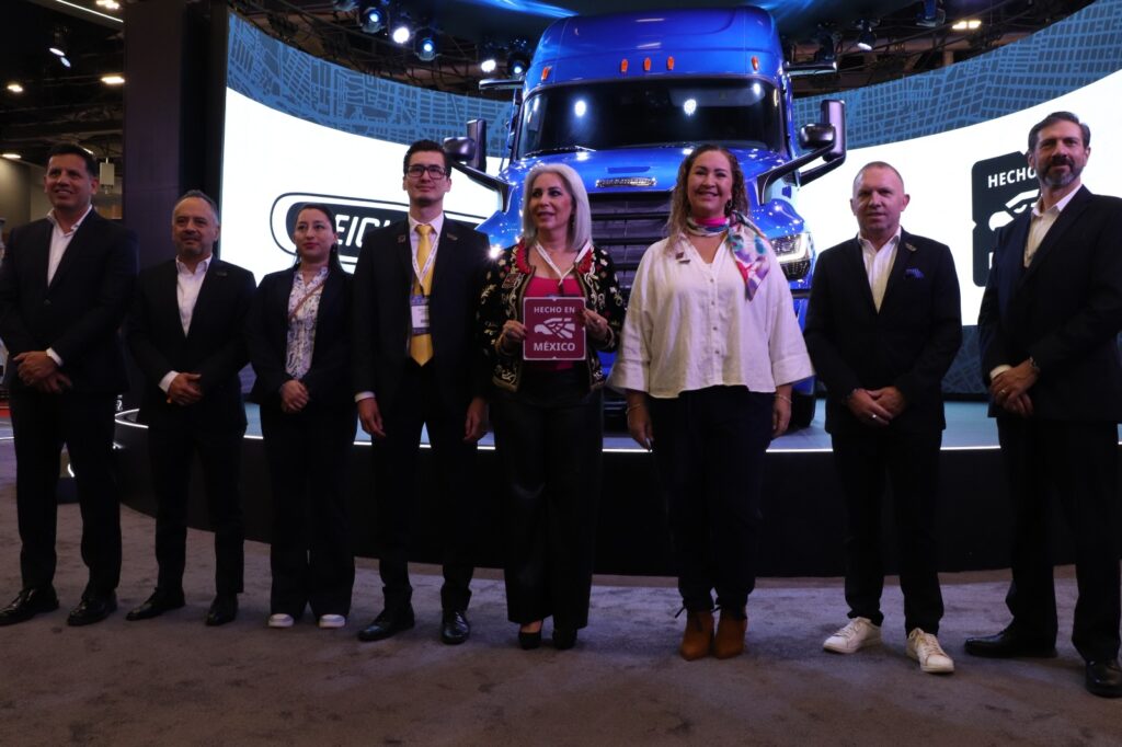 El sello, concedido por la Secretaría de Economía, certifica que los productos de Daimler Truck cumplen con altos estándares de calidad. Factor Automotor El sello, concedido por la Secretaría de Economía, certifica que los productos de Daimler Truck cumplen con altos estándares de calidad. Factor Automotor