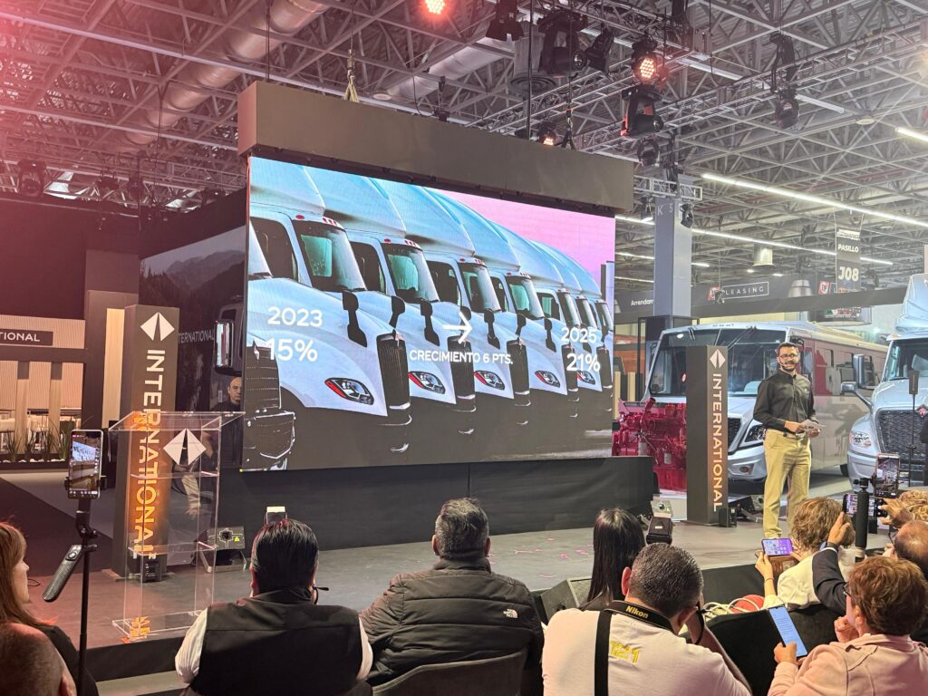 Carlos López, director de venta de soluciones en International Motors durante la ExpoTransporte 2025. Factor Automotor
